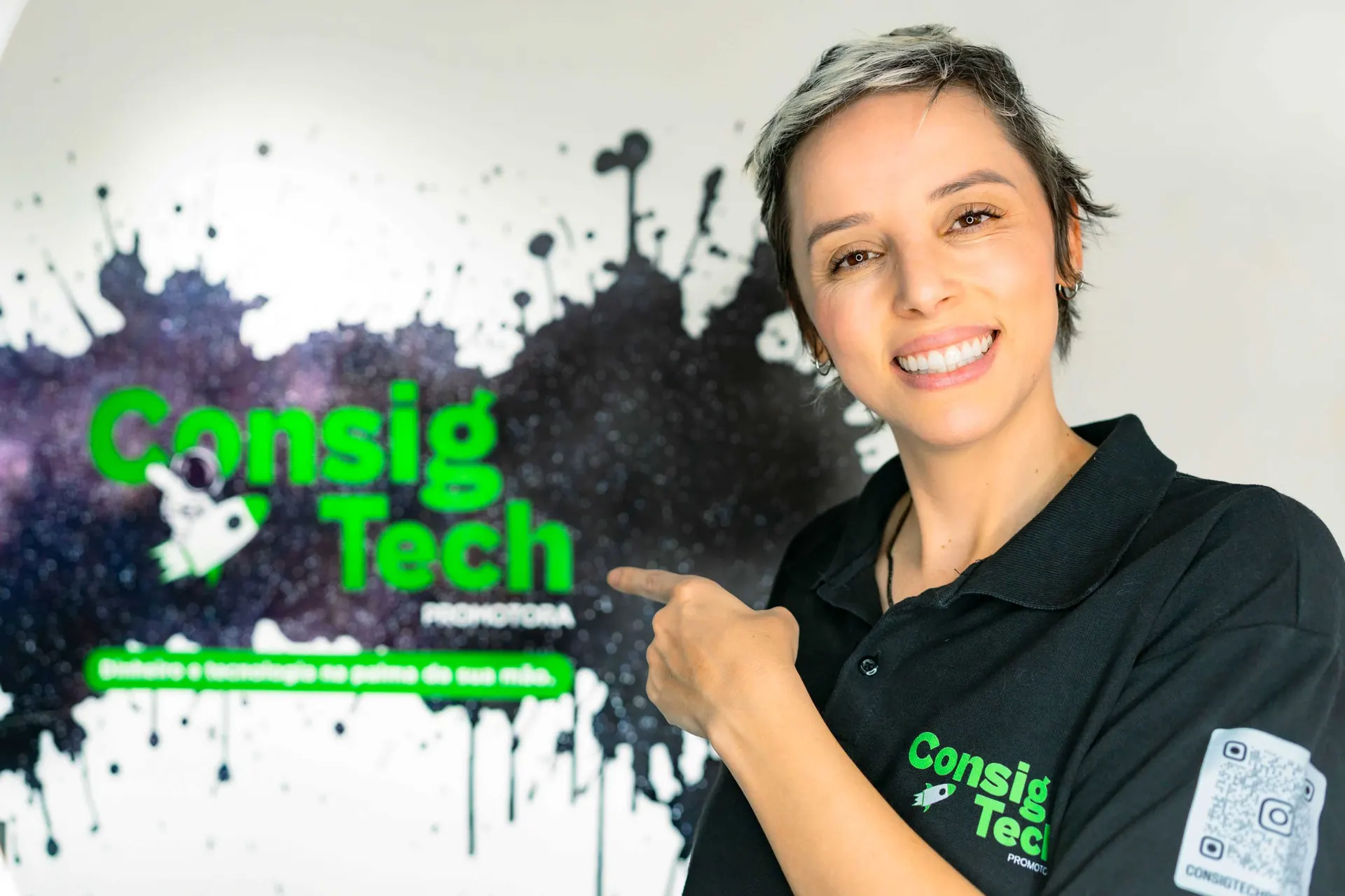 Consultora da Consig Tech Promotora sorrindo
